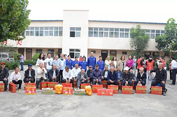 中秋佳節(jié)獻(xiàn)愛心，慰問老人情意濃