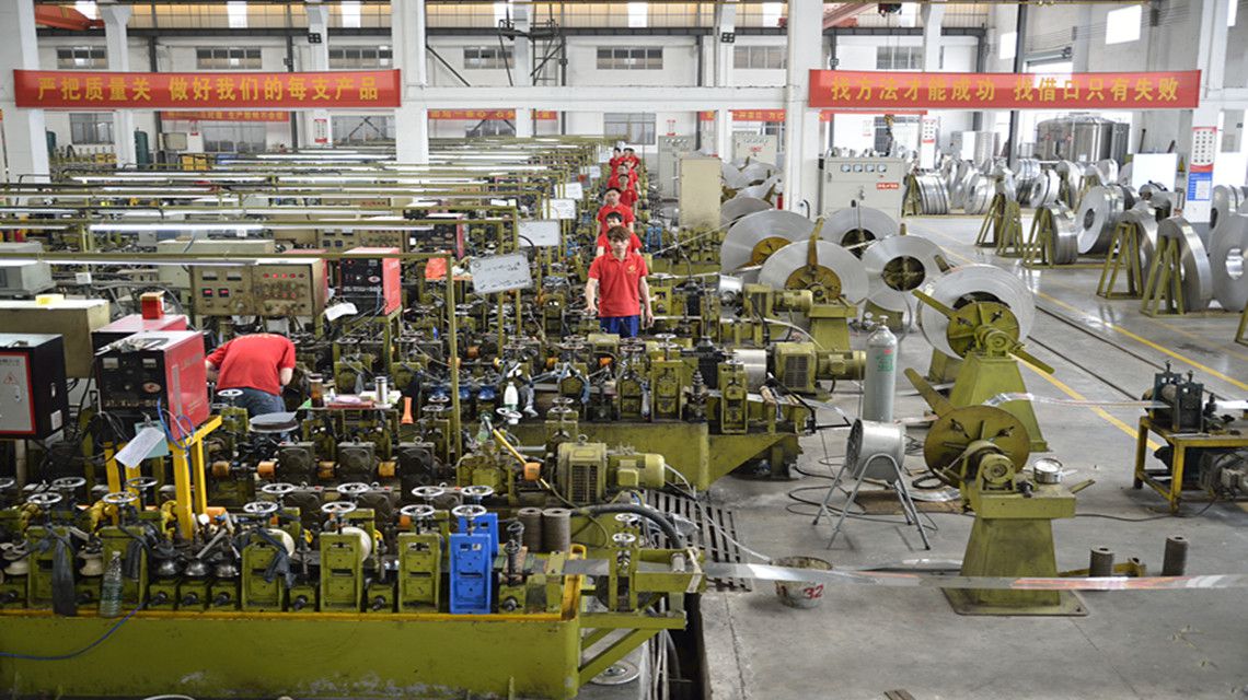 <a href='/product/' class='keys' title='點(diǎn)擊查看關(guān)于不銹鋼裝飾管的相關(guān)信息' target='_blank'>不銹鋼裝飾管</a>廠(chǎng)生產(chǎn)車(chē)間.jpg