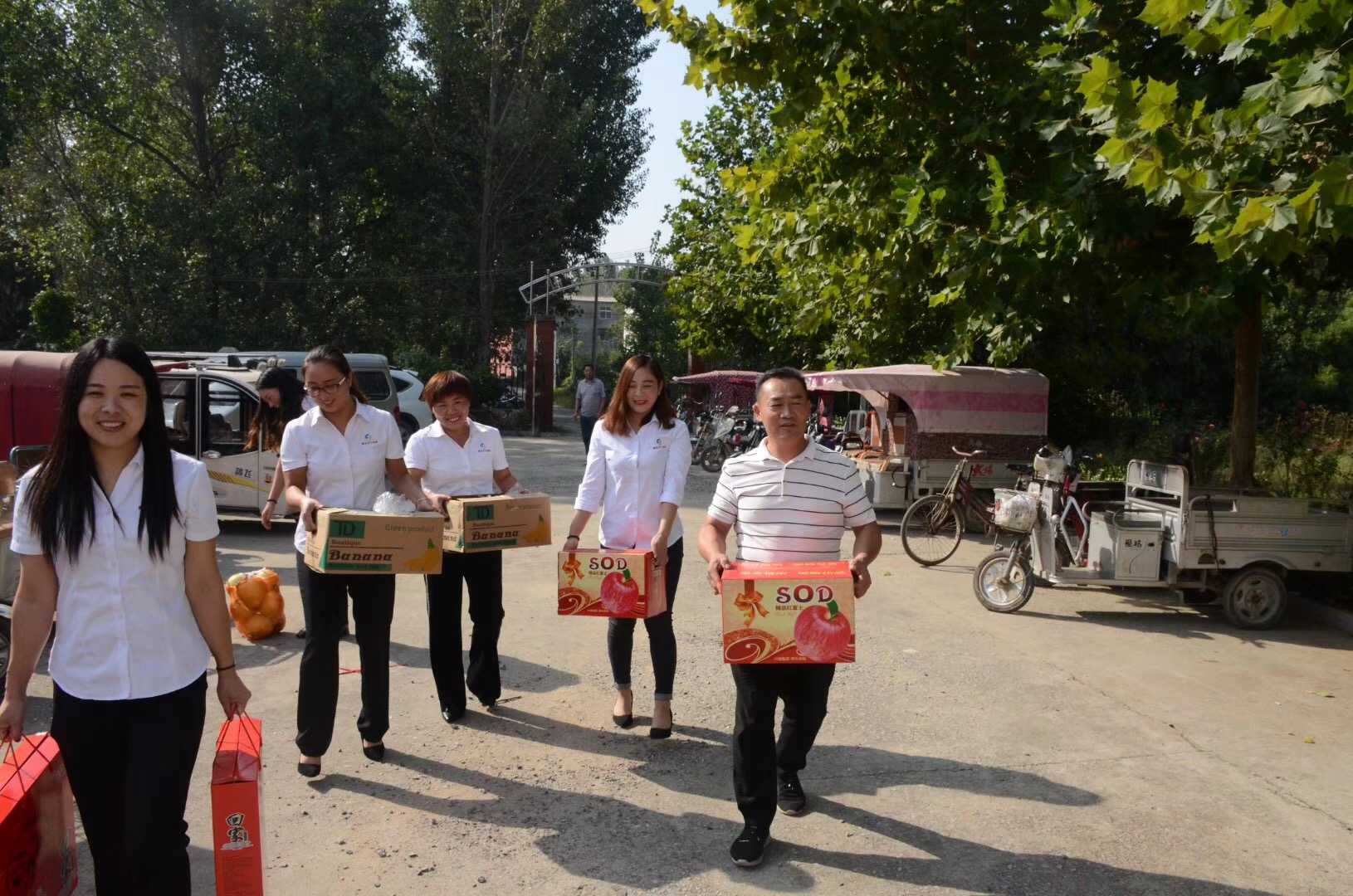 喜有沃不銹鋼管廠走進(jìn)敬老院