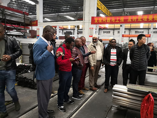 外國(guó)友人在不銹鋼裝飾管廠