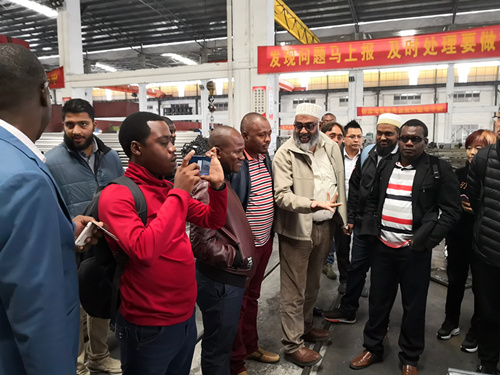 外國(guó)友人來(lái)佛山不銹鋼裝飾管廠考察
