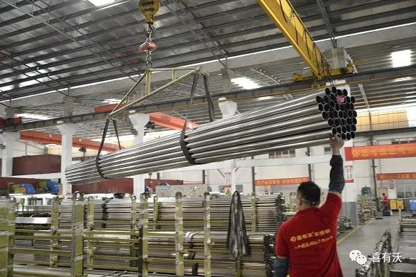 304不銹鋼管材吊運(yùn)