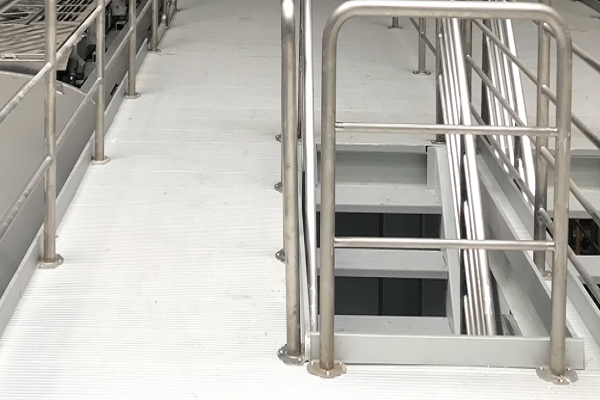 深圳地鐵304不銹鋼管護欄項目現(xiàn)場實拍