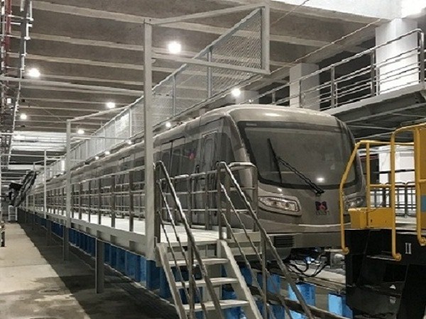 深圳地鐵304不銹鋼管護欄項目現(xiàn)場實拍