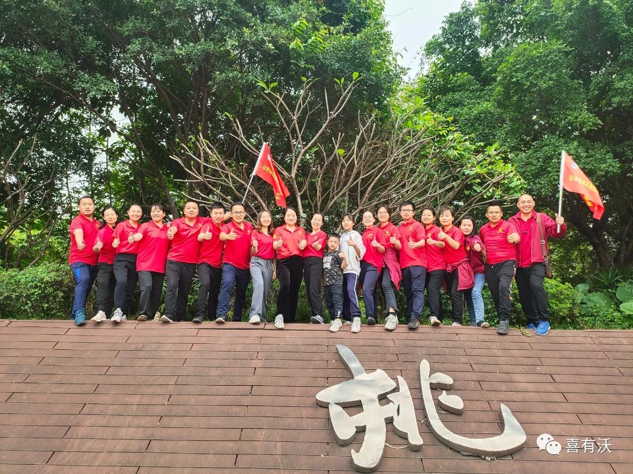 　　中途，大家補給能量的地點也是選擇觀景位置極佳的地方，開心就餐的同時還能觀景。