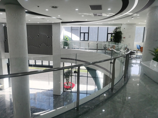 不銹鋼玻璃護(hù)欄